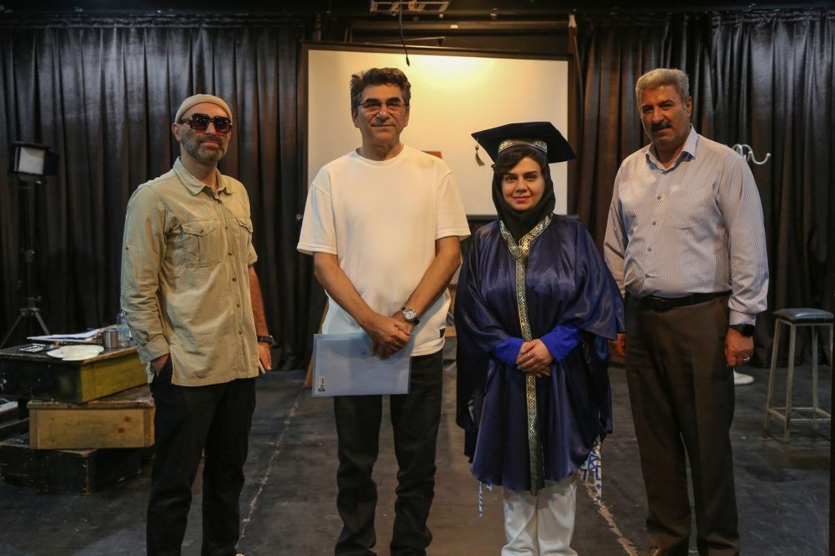 روز دانشآموختگی کارشناسی ارشد کارگردانی تئاتر، در سالن نمایش